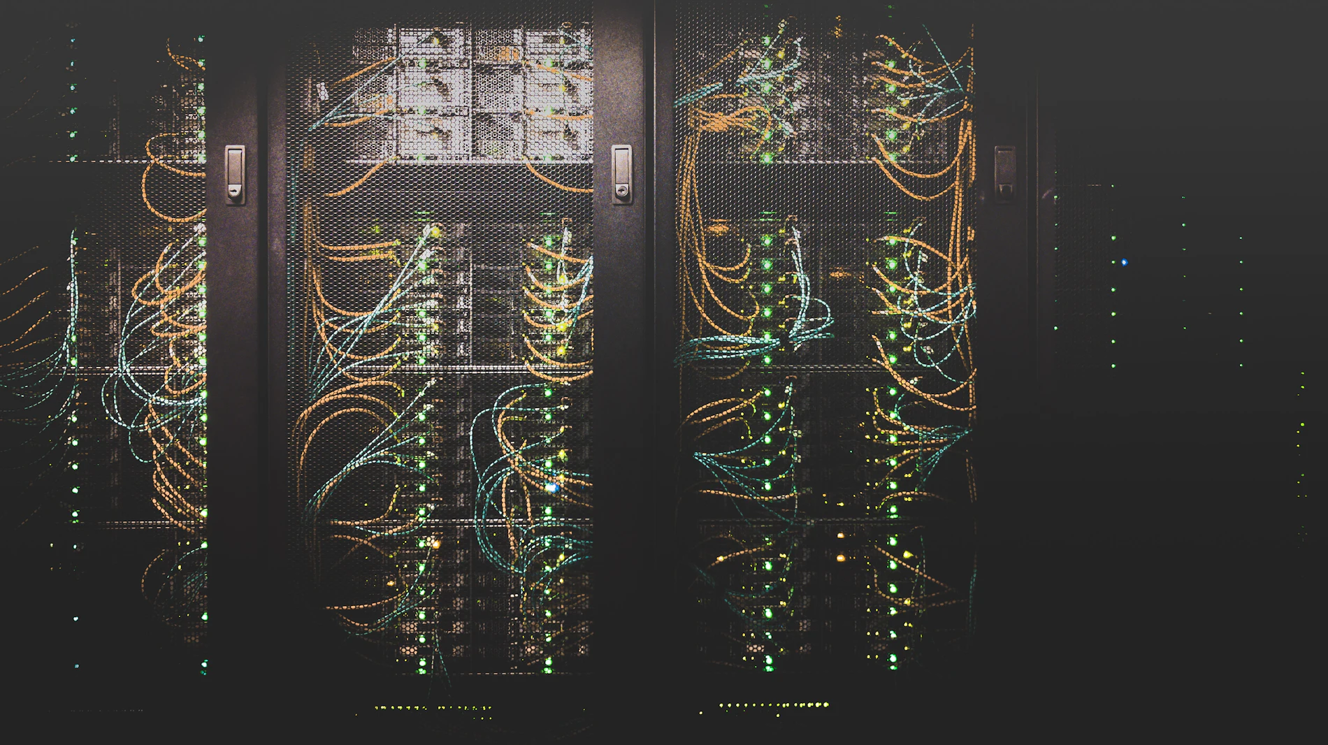 Corredor de data center com iluminação azul, servidores em operação